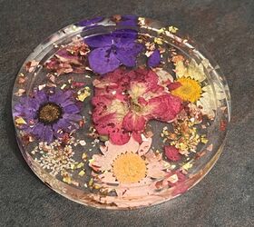 20 bricolajes floridos que animarn tu casa en invierno, Poner flores sentimentales en resina para crear este sencillo posavasos