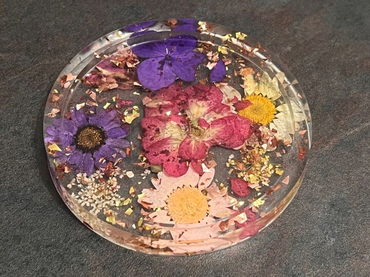 20 diys floridos que vo animar sua casa no inverno, Coloque flores sentimentais em resina para criar este porta copos simples
