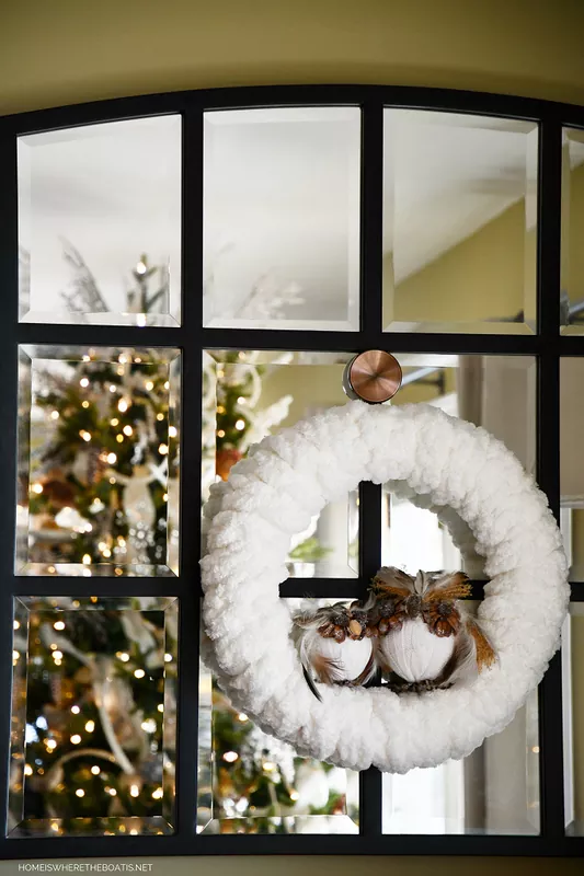19 maneras de hacer que tu casa sea acogedora despus de la navidad, Un proyecto f cil de tejer con los dedos corona de invierno DIY