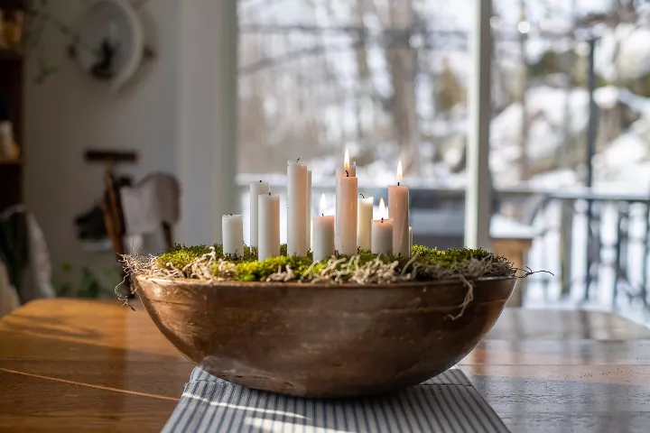19 maneras de hacer que tu casa sea acogedora despus de la navidad, Portavelas de inspiraci n escandinava con musgo Cozy Living