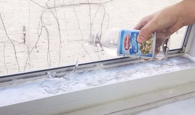 los 20 mejores trucos de limpieza que realmente funcionan, Vierte vinagre en el alf izar de tu ventana para una limpieza f cil