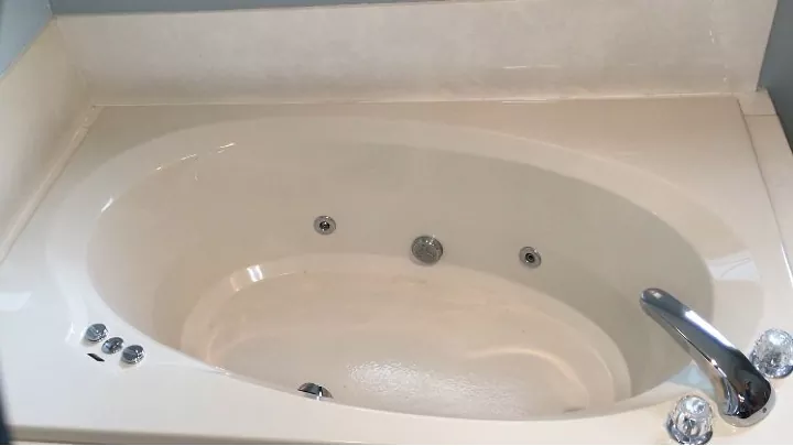 os 20 melhores truques de limpeza que realmente funcionam, Limpe profundamente sua banheira de hidromassagem