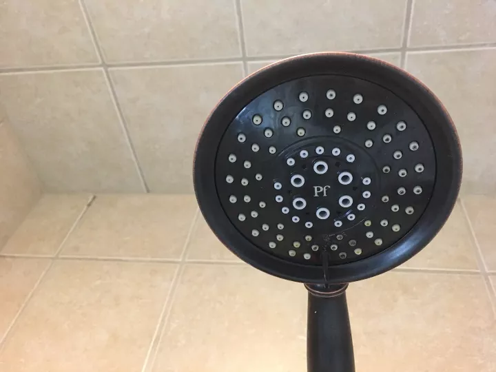 los 20 mejores trucos de limpieza que realmente funcionan, Limpiar el cabezal de la ducha obstruido
