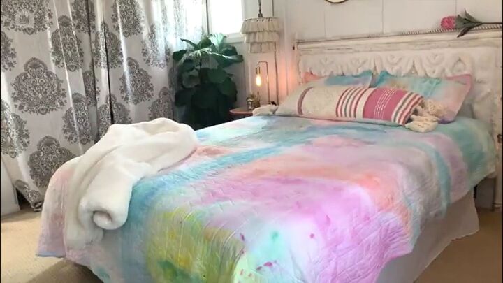 as 16 tcnicas diy mais vistas de 2021, Pinte a roupa de cama em cores pegajosas