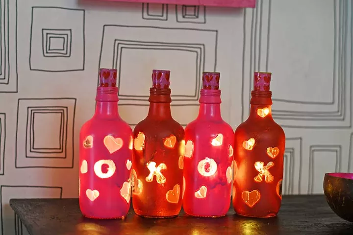 25 idias de decorao para o dia dos namorados que voc deve comear a economizar hoje, Luzes divertidas para garrafas de dia dos namorados recicladas