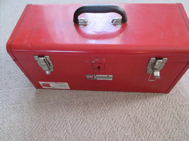 cmo organizar una caja de herramientas como un profesional del bricolaje, caja de herramientas roja cerrada