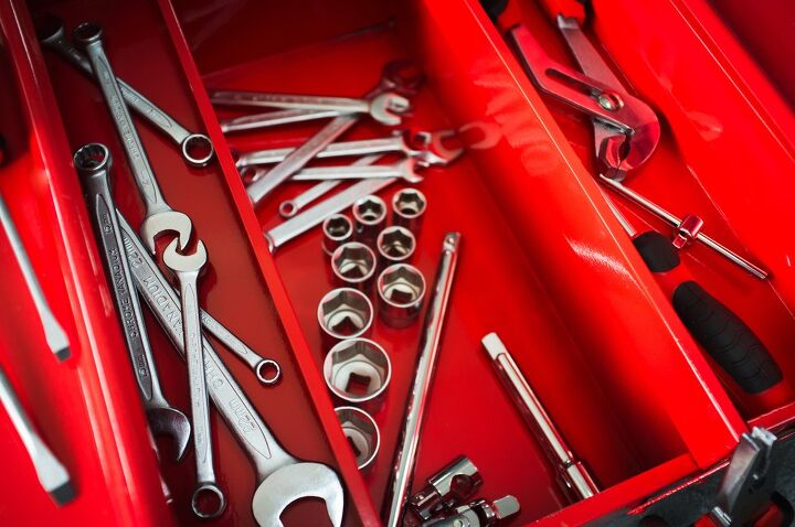 cmo organizar una caja de herramientas como un profesional del bricolaje, Herramientas plateadas organizadas en una caja de herramientas roja