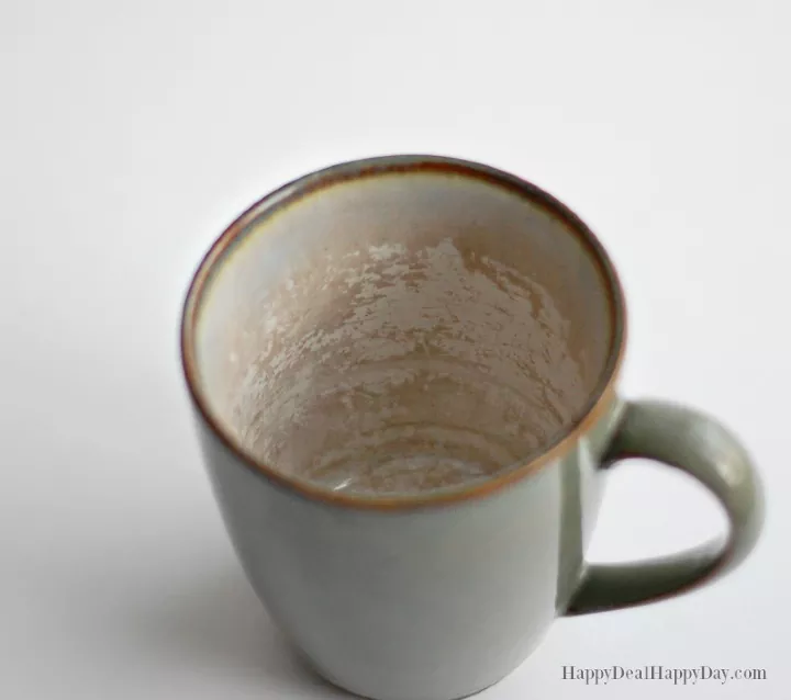6 trucos para quitar las manchas de caf de las tazas, Taza de caf de cer mica manchada