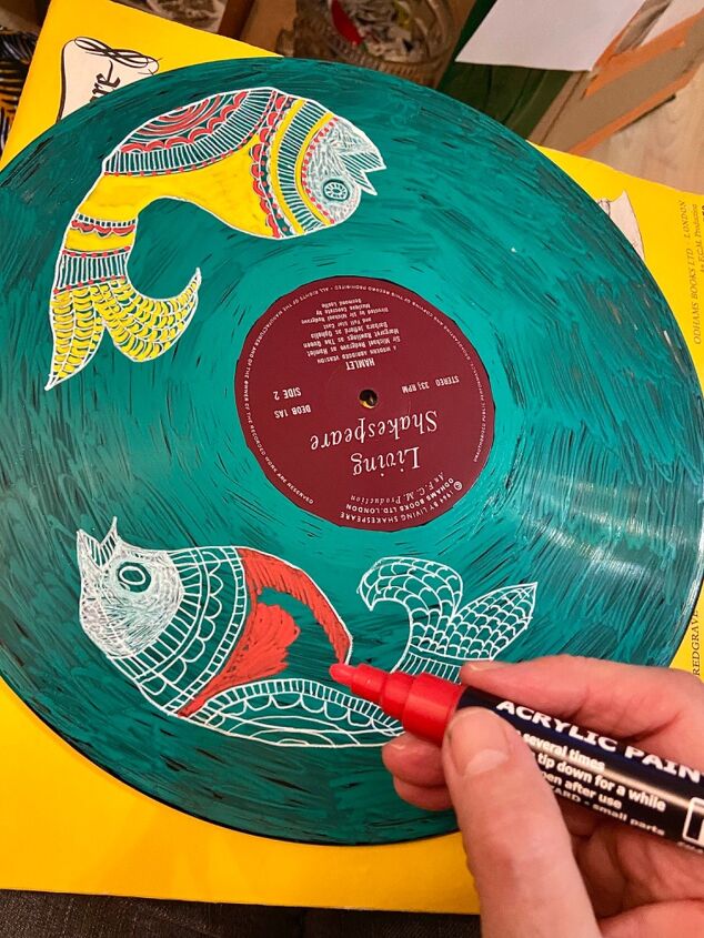 how to up cycle old vinyl record into unique folk art, Colouring in