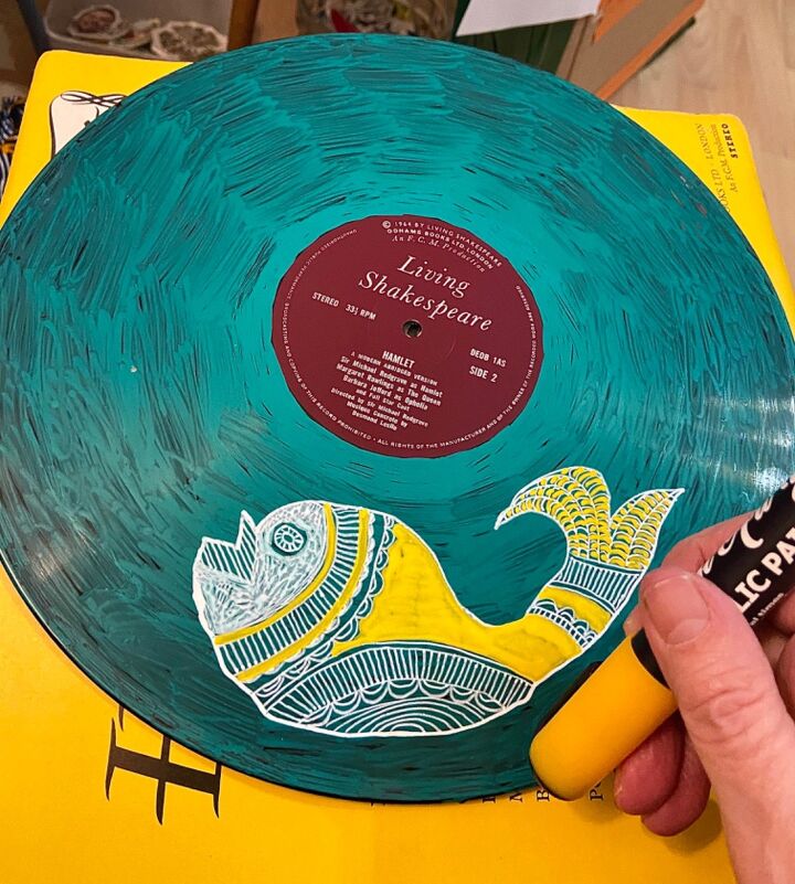 how to up cycle old vinyl record into unique folk art, Painting the fish