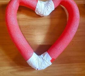 guapa corona de fideos de piscina en forma de corazn para san valentn, Reforzar las partes superior e inferior con cinta adhesiva