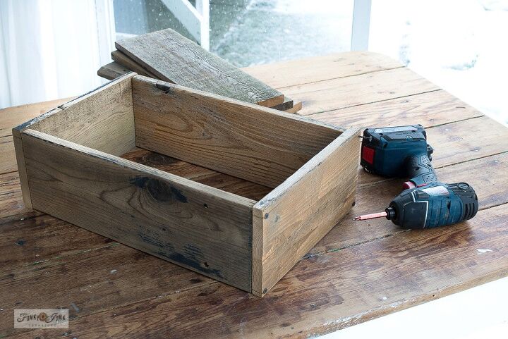 faa este prtico caixote de madeira com sucata