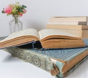 salva tu historia favorita aprendiendo a reparar la encuadernacin de un libro, libro abierto apilado en un libro viejo y rasgado