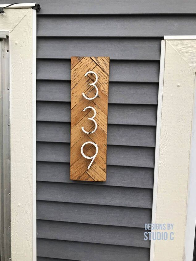 an easy to make address sign using a round piece of wood
