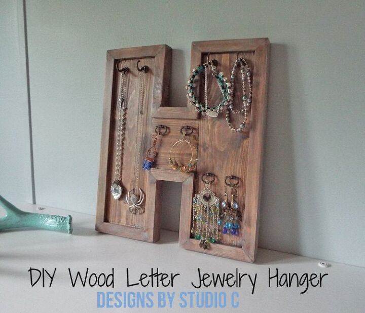 construir um cabide de joias com letras de madeira