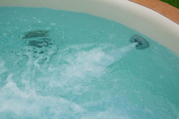 como limpar jatos de banheira para que voc possa mergulhar sem estresse, jato ativo em uma banheira cheia