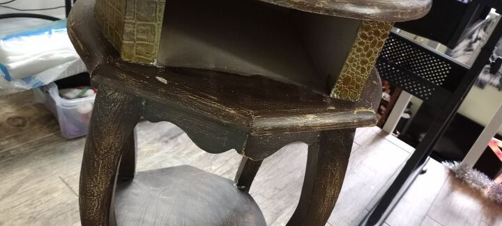mesa auxiliar transformada de basurero a decorativa, Primer plano rotura R frontal da os en la madera