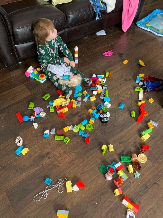 evita que los juguetes se escondan bajo el sof, La mitad de estos se perder a en 10 minutos