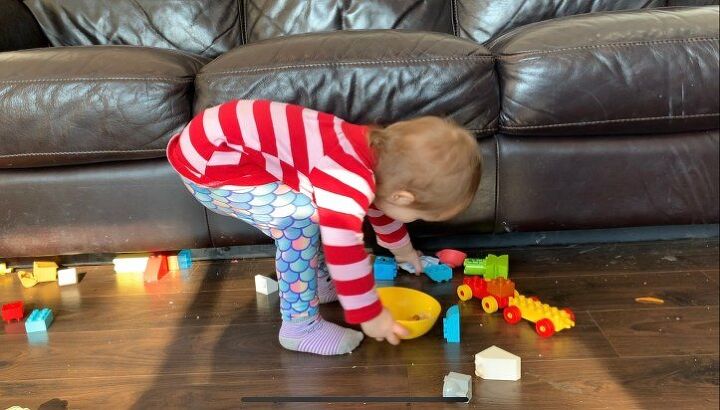 evita que los juguetes se escondan bajo el sof, Despu s El tap n para los juguetes funciona