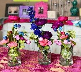 cmo hacer que los arreglos florales artificiales parezcan ms realistas, tres arreglos florales falsos en frascos de vidrio sobre una mesa