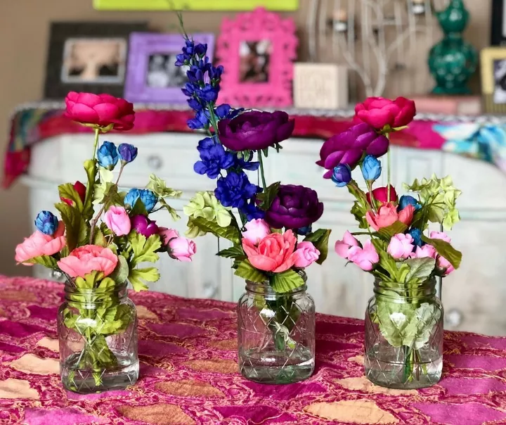 como fazer arranjos de flores artificiais parecerem mais realistas, tr s arranjos de flores falsos em potes de vidro em uma mesa