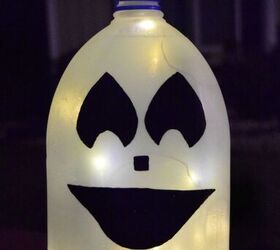 Manualidad de fantasmas con jarra de leche para Halloween
