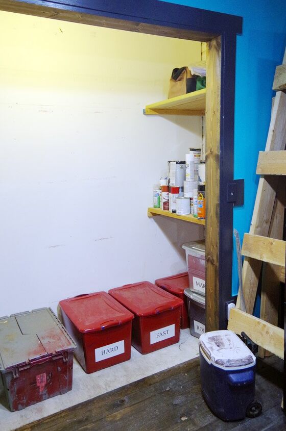 banco de trabajo y pintando el armario en el taller