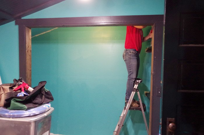 banco de trabajo y pintando el armario en el taller