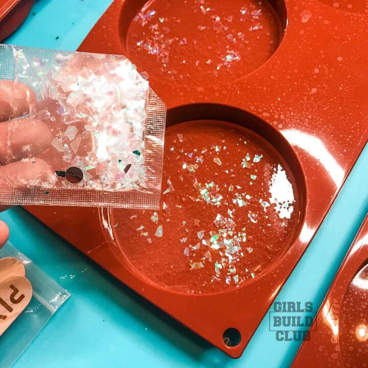 porta copos de resina diy com coraes de doces para o dia dos namorados, Despeje um pouco de confete de glitter primeiro depois adicione uma leve camada de resina