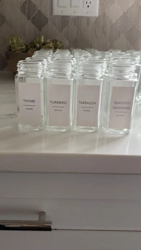 frascos de especiarias com rtulos