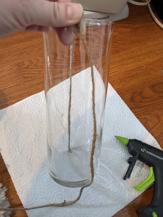 utiliza hilo y cuentas de madera para transformar un simple jarrn de cristal de