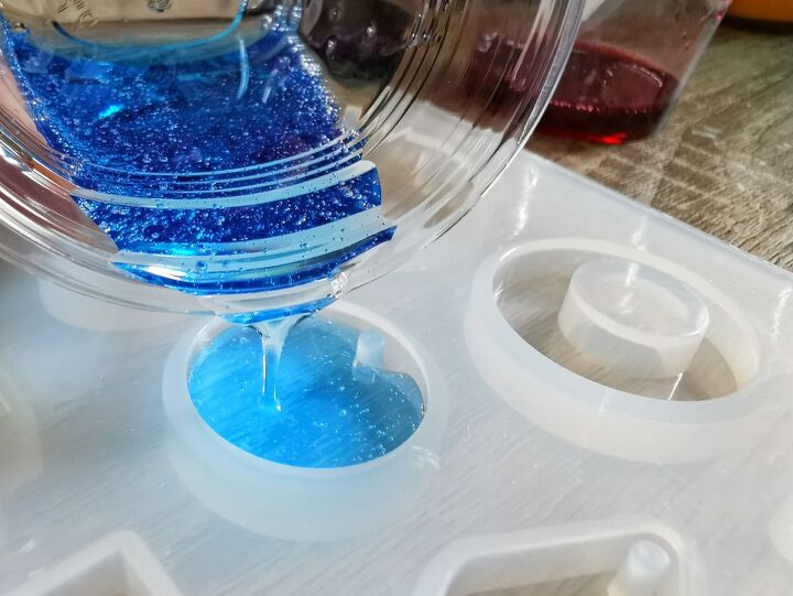 como fazer moldes de silicone para projetos de artesanato muito criativos, Silicone azul derramado em uma tigela transparente