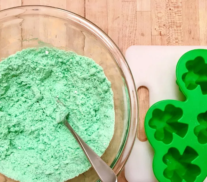 how to make silicone molds for seriously creative craft projects, green bath bomb powder and four leaf clover shaped silicone mold