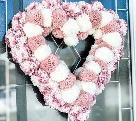 Una corona de corazones con pompones para San Valentín