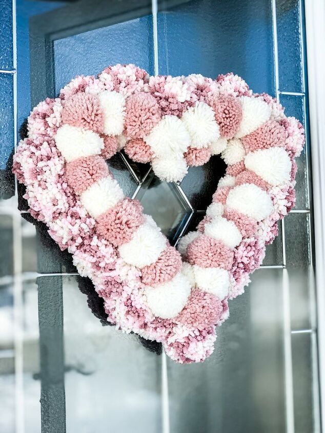 una corona de corazones con pompones para san valentin