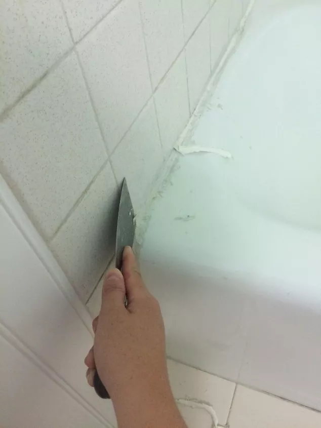 how to remove caulk when it s old and dingy, putty knife cutting through caulk