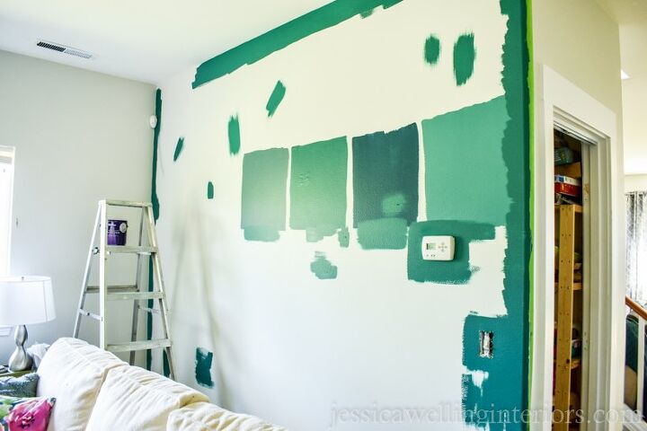 como pintar uma parede de destaque e mudar toda a aparncia de uma sala, parede de destaque com amostras de cor verde