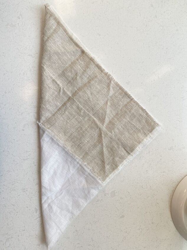cmo doblar servilletas de forma fcil y sencilla, Doble por la mitad