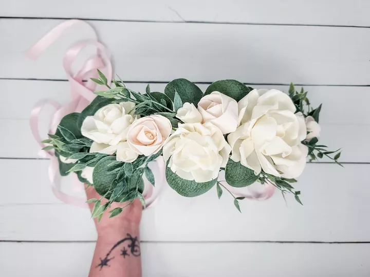 how to make a flower crown in 7 simple steps, white flower crown