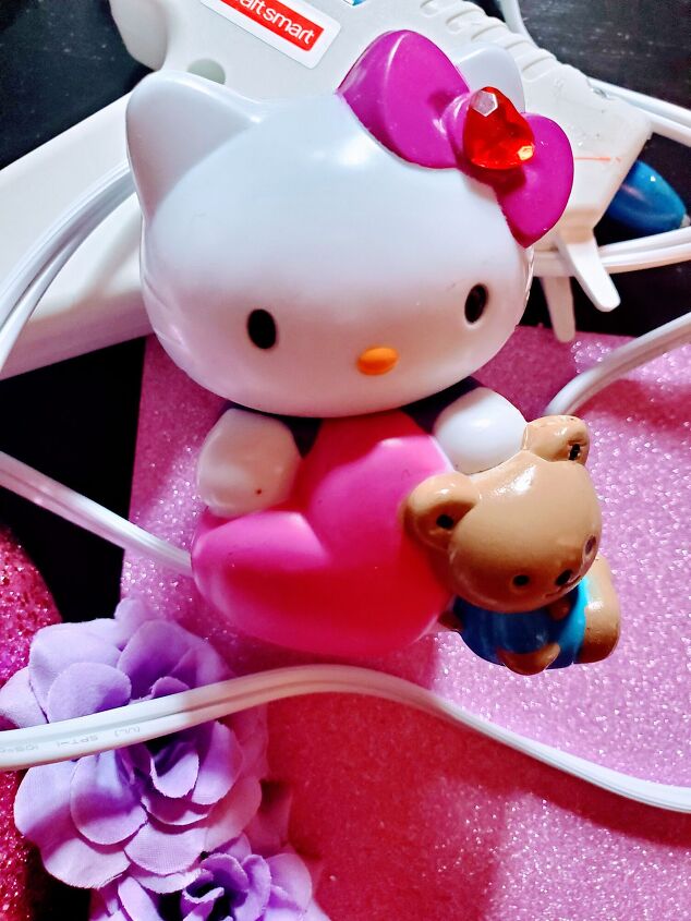5 minute diy valentine s day hello kitty heart wreath, Cute Hello Kitty Figurine