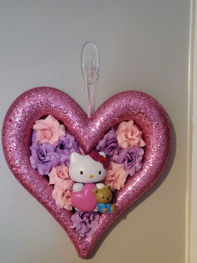 5 minute diy valentine s day hello kitty heart wreath, The final cute Vday Hello Kitty Wreath