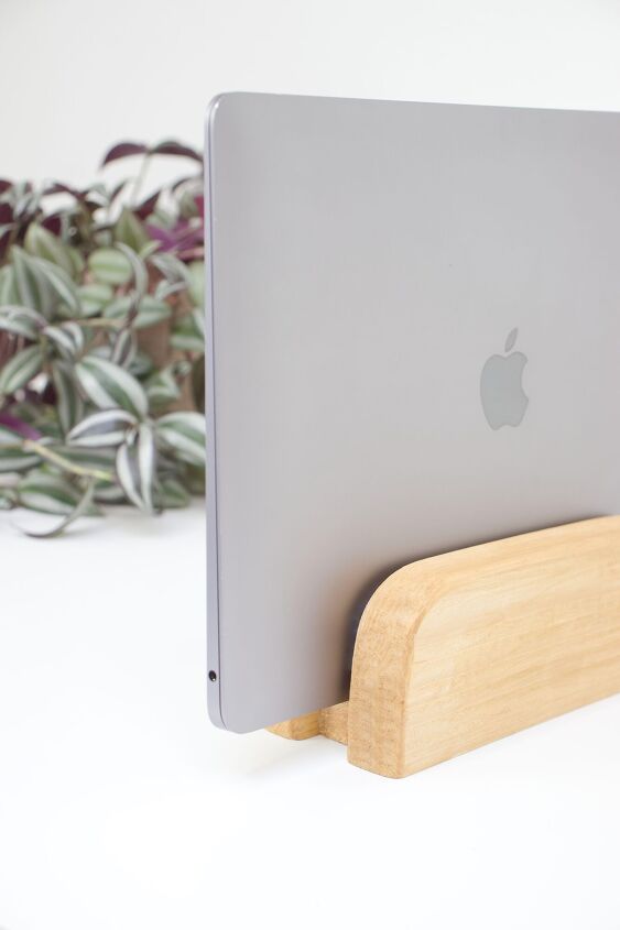 suporte vertical para laptop diy feito de pedaos de madeira