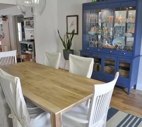 cmo reacondicionar una mesa de comedor y llevarla de lo aburrido a lo fabuloso, Comedor con mesa de madera sillas blancas y un mueble azul