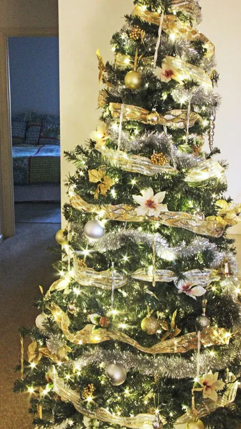 Christmas tree decorated in gold and silver accents / Photo via Megan Aubrey