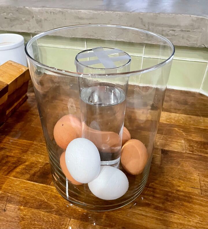 arranjo de flores frescas e ovos de pscoa a life unfolding, Coloque os ovos em um vaso