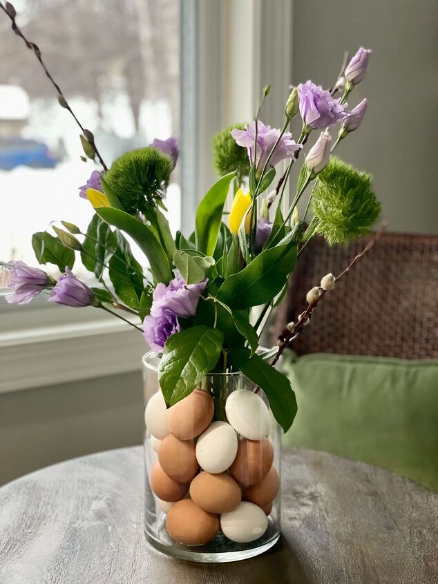 arranjo de flores frescas e ovos de pscoa a life unfolding