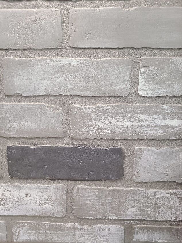 como fazer painis de tijolos falsos parecerem personalizados, Close up de pain is de tijolos falsos acabados
