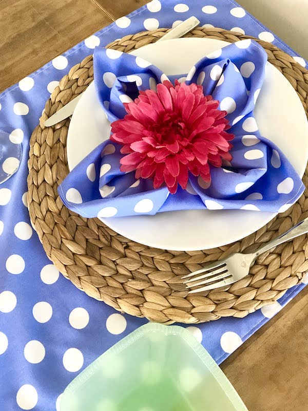 mesa de pascua con servilletas dobladas con flores