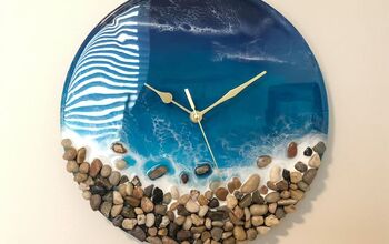 Reloj de resina con olas y guijarros