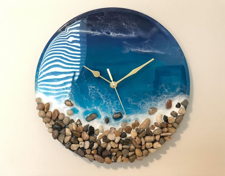 reloj de resina con olas y guijarros